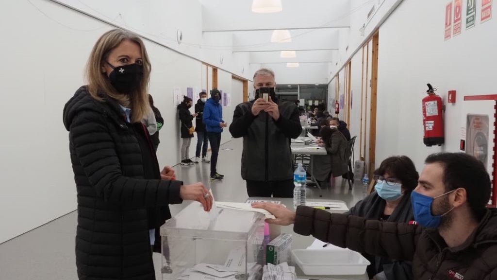 L'alcaldessa i número 83 a les llistes d'ERC per Barcelona, Mireia Ingla, votant al Casal de Mira-sol / Foto: Cugat Mèdia