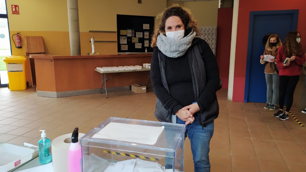 Núria Gibert, número 71 a les llistes per Barcelona de la CUP, ha votat a les piscines del Parc Central / Foto: Cugat Mèdia