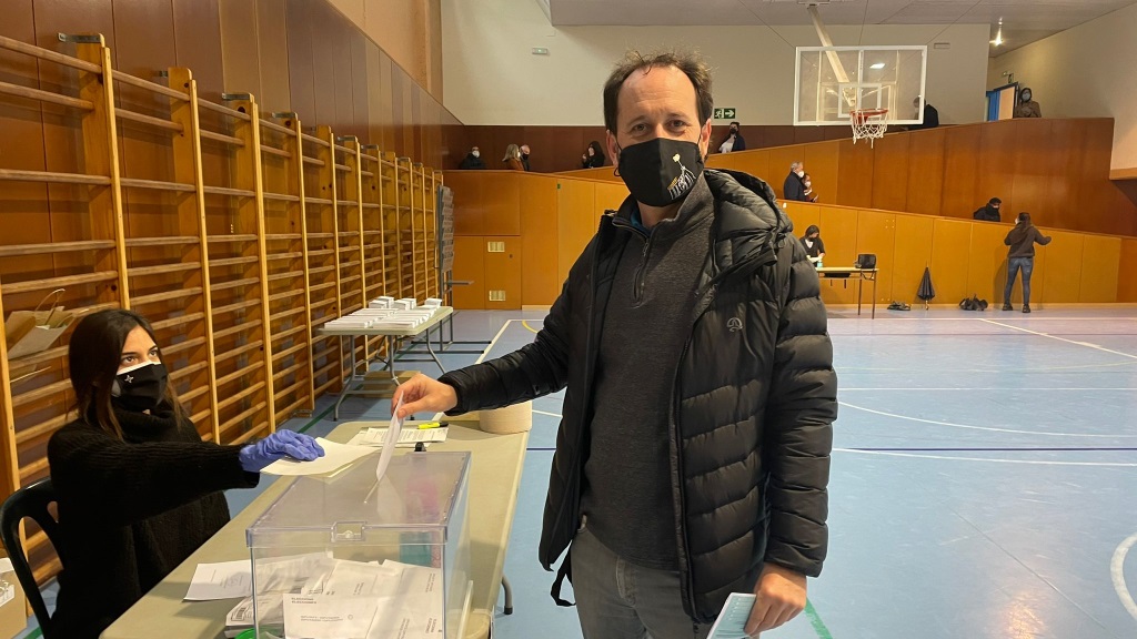 Oriol Cisteró, número 53 a les llistes per Barcelona, ha votat a l'escola Joan Maragall / Foto: Cugat Mèdia