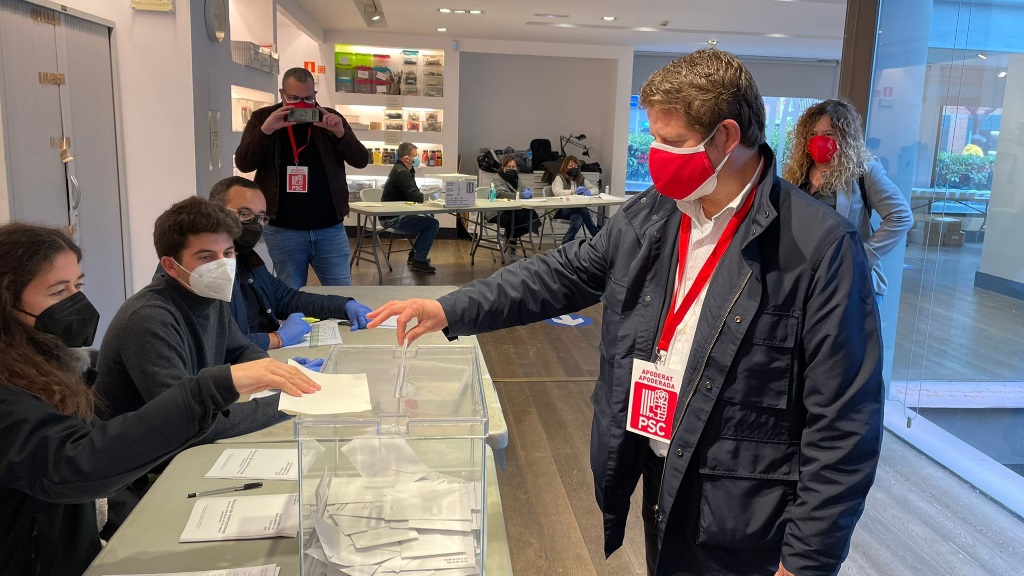 El portaveu del PSC Sant Cugat, Pere Soler, ha votat al Centre d'Art Maristany / Foto: Cugat Mèdia