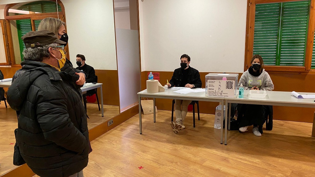 L'alcaldessa Mireia Ingla ha visitat el Casal de Floresta per comprovar que tot està funcionant bé / Foto: Cugat Mèdia