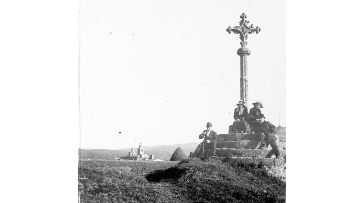 Els origens de la Creu de Terme de Sant Cugat, al fons el Monestir Foto: Josep Salvany. Fons de la Biblioteca de Catalunya