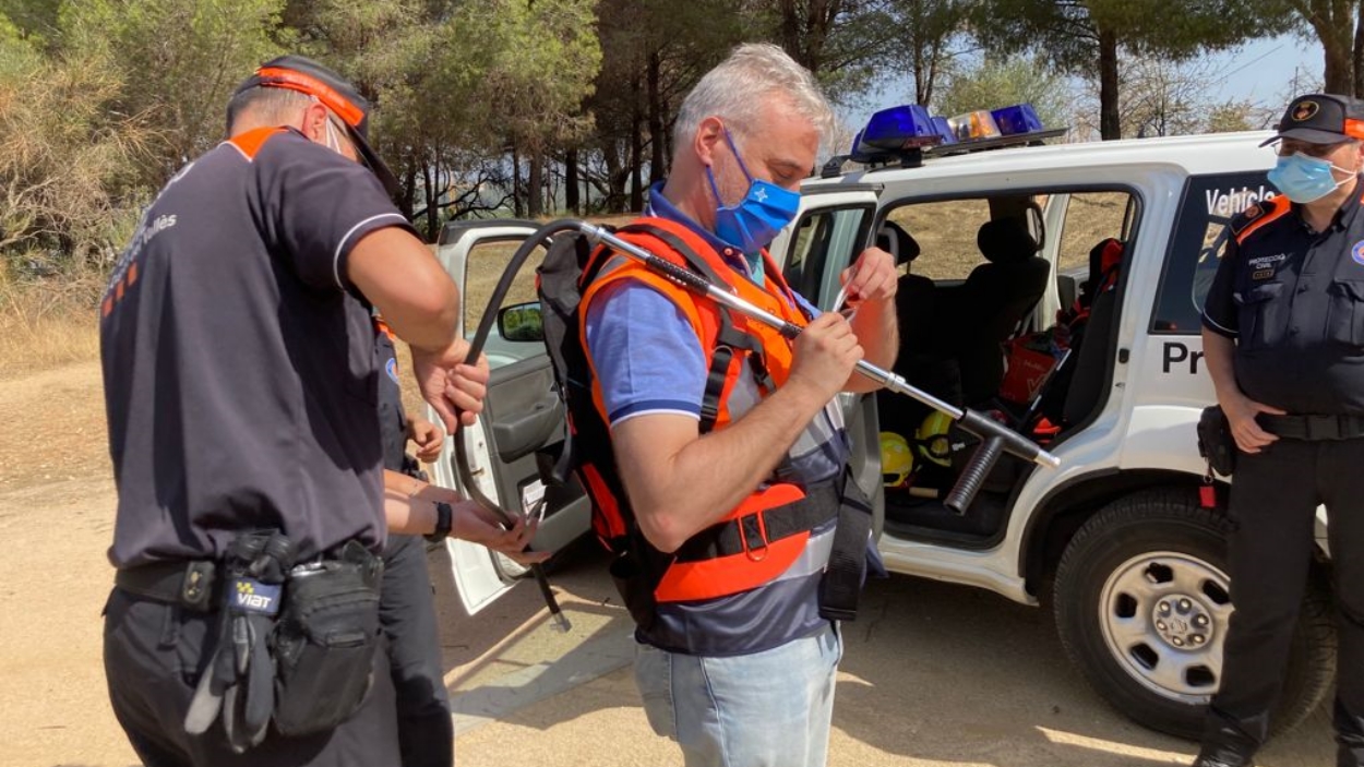Tant el regidor Francesc Carol com l'alcaldessa accidental, Esther Madrona, han provat les motxilles