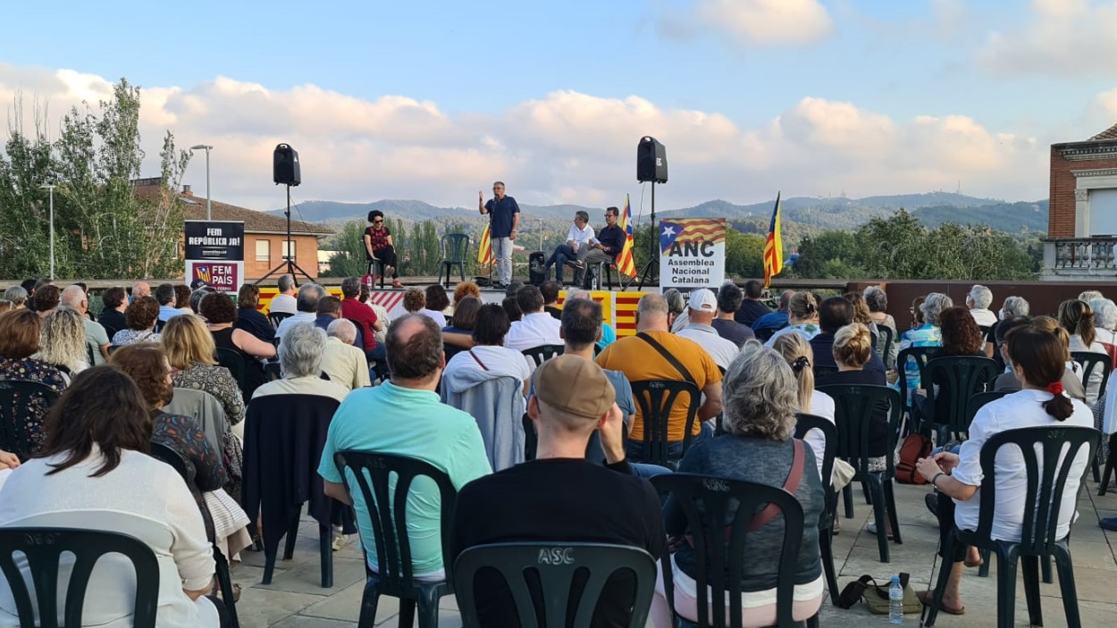 Un moment de l'acte Birres per la Independència a la plaça de l'1 d'Octubre